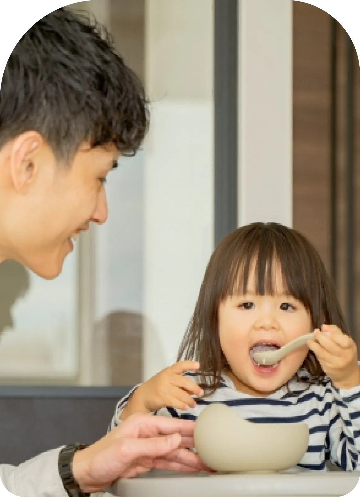 子供がご飯を食べている写真