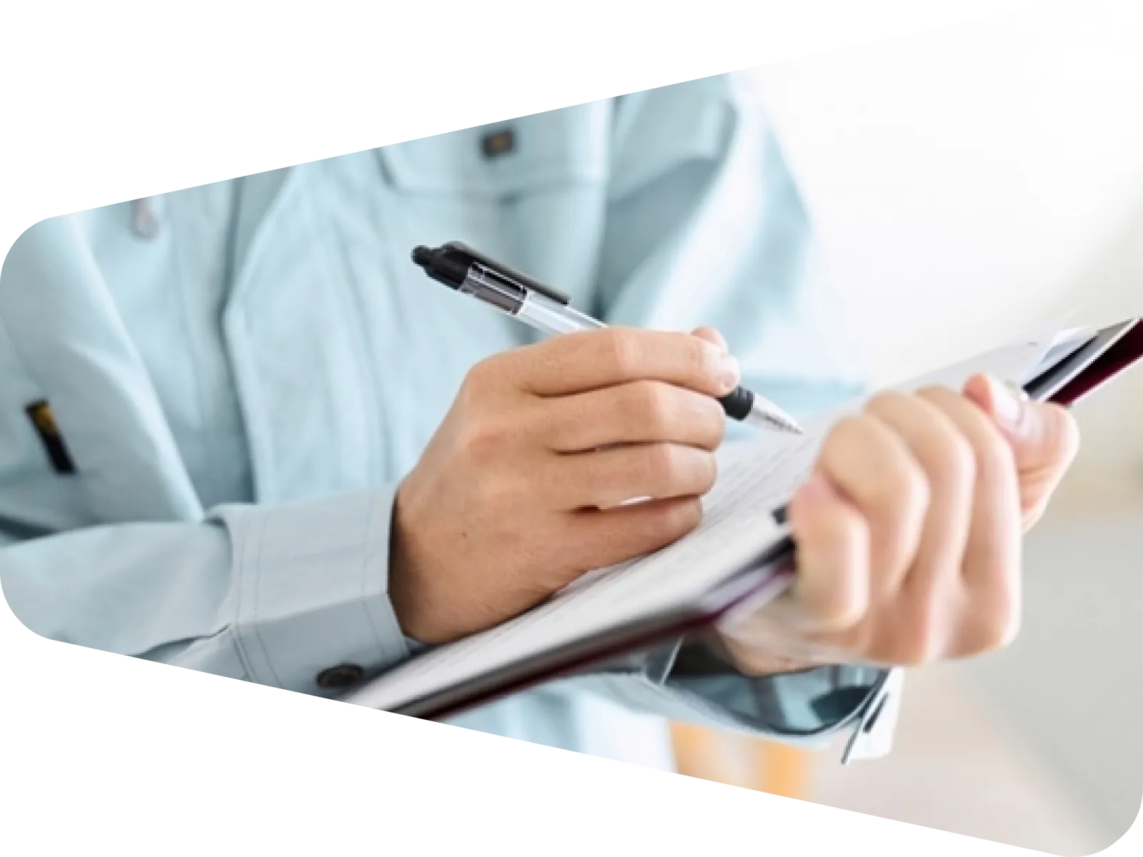 点検している写真