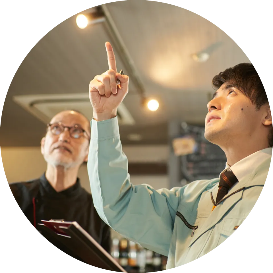 設備を点検している写真