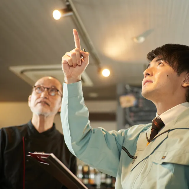 設備を点検している写真