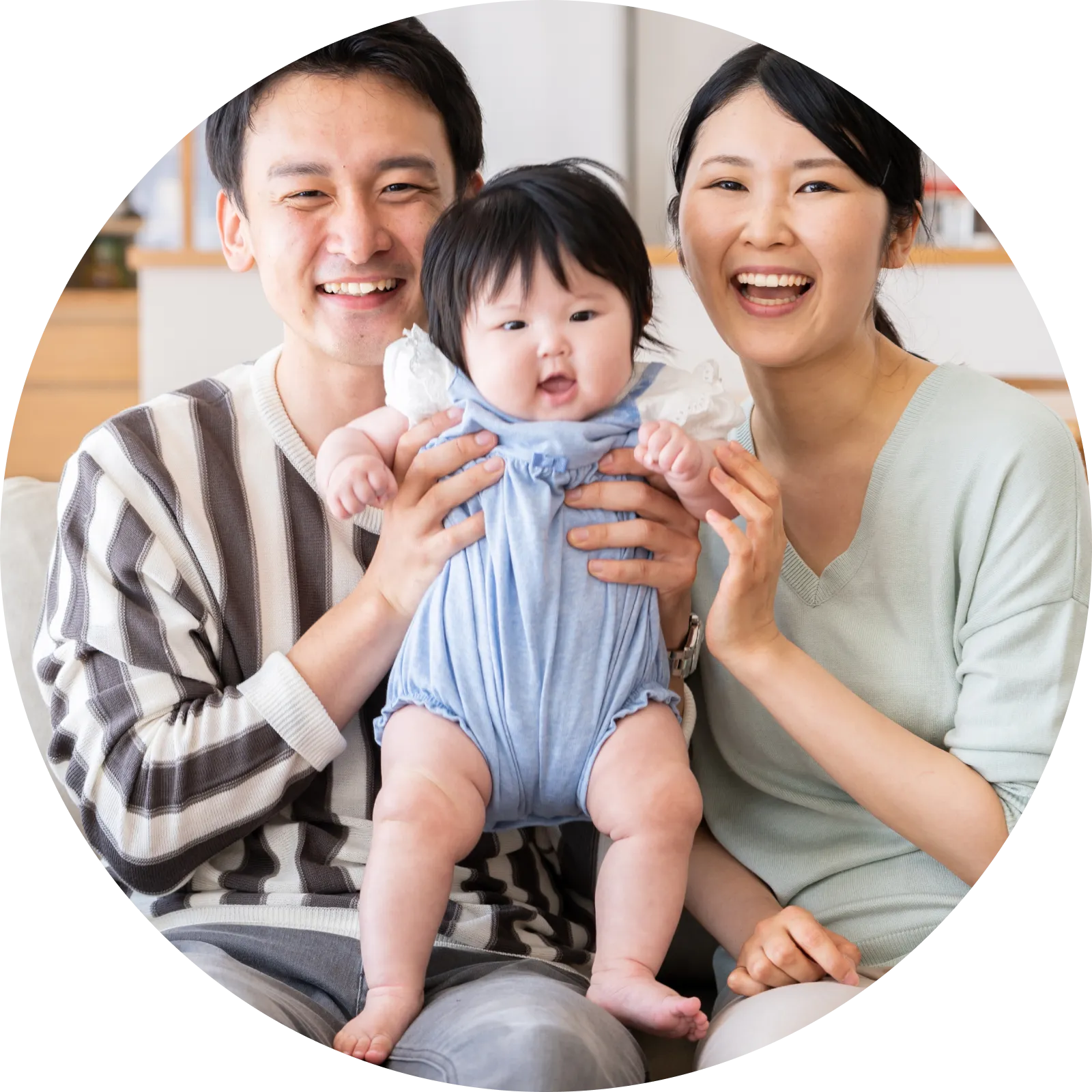 3人の人物が集まっている写真