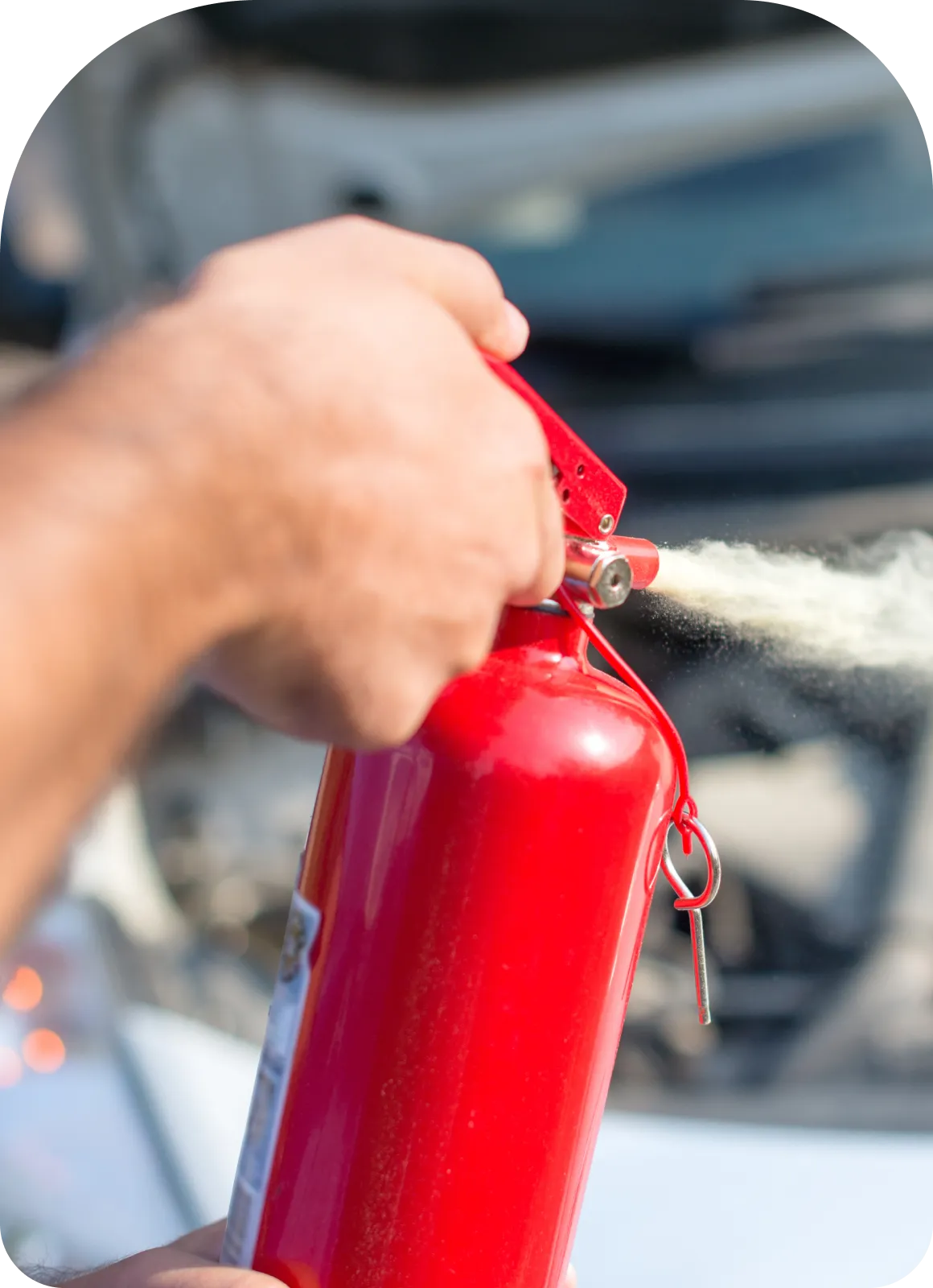 消化器を使用している人物の写真